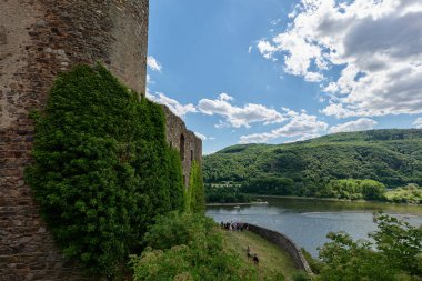 Güneşin güzel bir günde vadiyi aydınlattığı yürüyüş parkurundan Almanya 'nın Bingen am Rhein manzarası