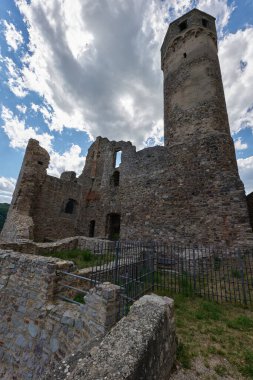 Güneşin güzel bir günde vadiyi aydınlattığı yürüyüş parkurundan Almanya 'nın Bingen am Rhein manzarası