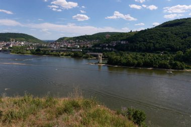 Güneşin güzel bir günde vadiyi aydınlattığı yürüyüş parkurundan Almanya 'nın Bingen am Rhein manzarası