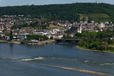 Güneşin güzel bir günde vadiyi aydınlattığı yürüyüş parkurundan Almanya 'nın Bingen am Rhein manzarası