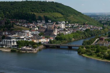 Güneşin güzel bir günde vadiyi aydınlattığı yürüyüş parkurundan Almanya 'nın Bingen am Rhein manzarası
