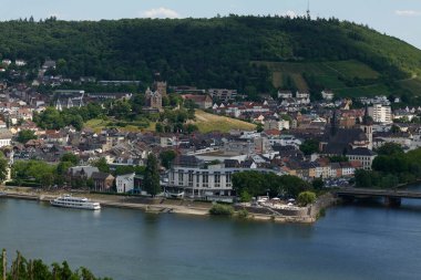 Güneşin güzel bir günde vadiyi aydınlattığı yürüyüş parkurundan Almanya 'nın Bingen am Rhein manzarası