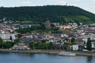 Güneşin güzel bir günde vadiyi aydınlattığı yürüyüş parkurundan Almanya 'nın Bingen am Rhein manzarası