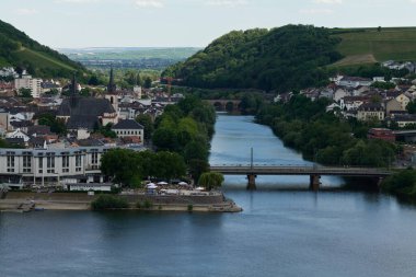 Güneşin güzel bir günde vadiyi aydınlattığı yürüyüş parkurundan Almanya 'nın Bingen am Rhein manzarası