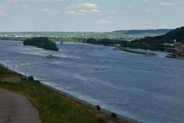 Güneşin güzel bir günde vadiyi aydınlattığı yürüyüş parkurundan Almanya 'nın Bingen am Rhein manzarası