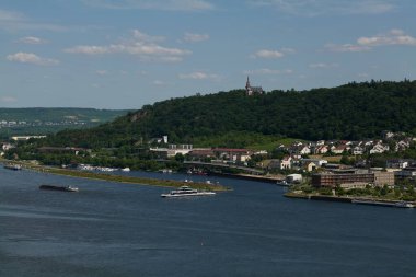 Güneşin güzel bir günde vadiyi aydınlattığı yürüyüş parkurundan Almanya 'nın Bingen am Rhein manzarası