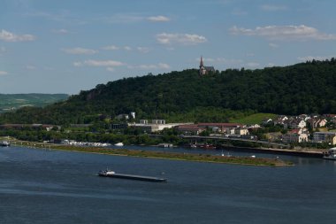 Güneşin güzel bir günde vadiyi aydınlattığı yürüyüş parkurundan Almanya 'nın Bingen am Rhein manzarası