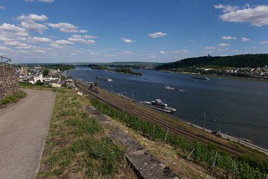 Güneşin güzel bir günde vadiyi aydınlattığı yürüyüş parkurundan Almanya 'nın Bingen am Rhein manzarası
