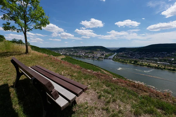 Güneşin güzel bir günde vadiyi aydınlattığı yürüyüş parkurundan Almanya 'nın Bingen am Rhein manzarası
