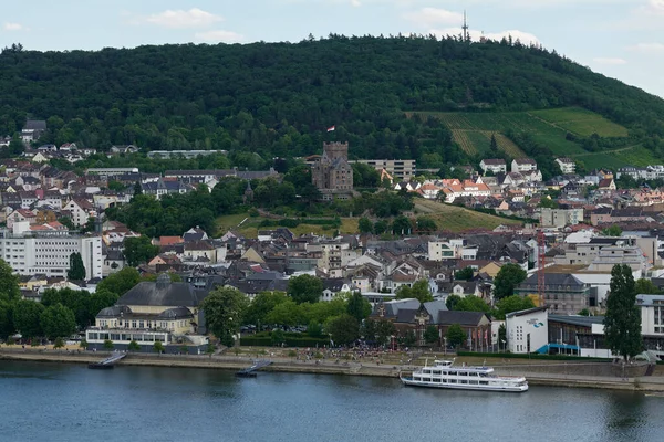 Güneşin güzel bir günde vadiyi aydınlattığı yürüyüş parkurundan Almanya 'nın Bingen am Rhein manzarası