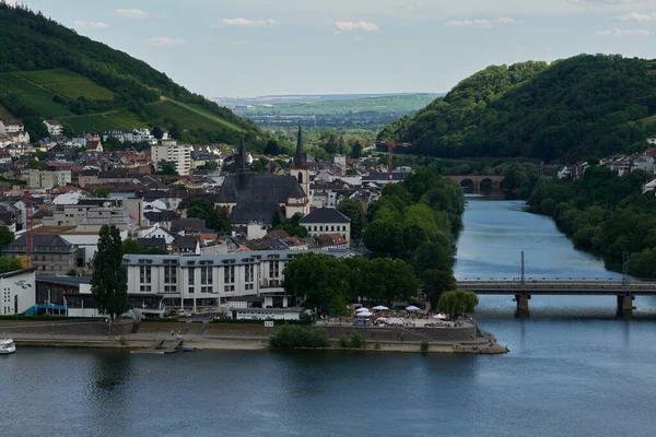 Güneşin güzel bir günde vadiyi aydınlattığı yürüyüş parkurundan Almanya 'nın Bingen am Rhein manzarası