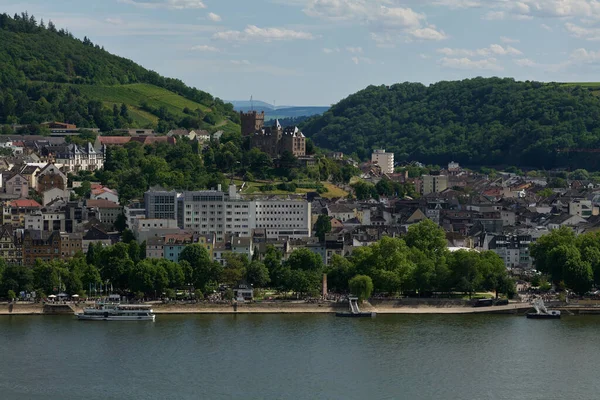 Güneşin güzel bir günde vadiyi aydınlattığı yürüyüş parkurundan Almanya 'nın Bingen am Rhein manzarası