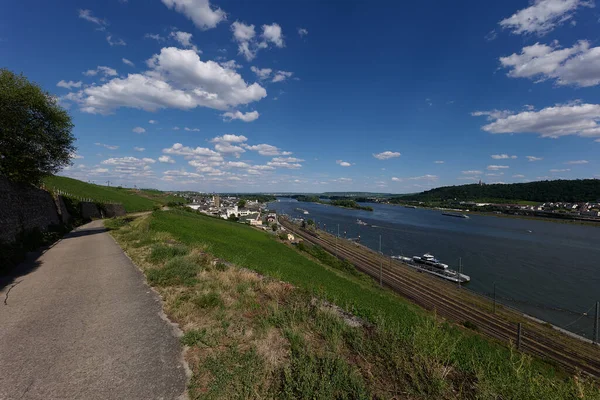 Güneşin güzel bir günde vadiyi aydınlattığı yürüyüş parkurundan Almanya 'nın Bingen am Rhein manzarası