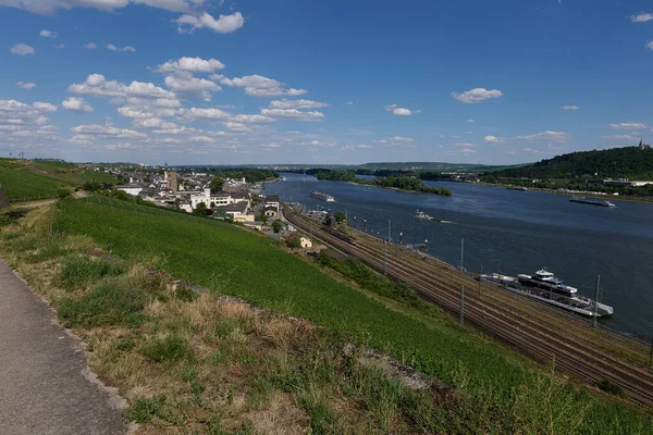 Güneşin güzel bir günde vadiyi aydınlattığı yürüyüş parkurundan Almanya 'nın Bingen am Rhein manzarası