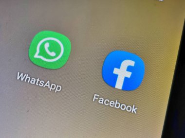 Jaipur, India Circa 2022: WhatsApp, Facebook ve diğer uygulamaların akıllı telefondaki fotoğrafı