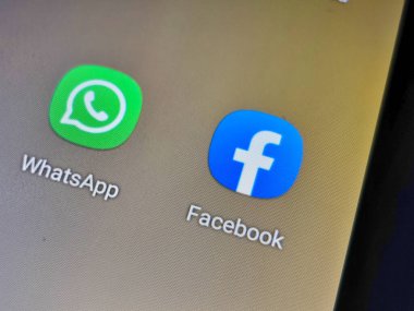 Jaipur, India Circa 2022: WhatsApp, Facebook ve diğer uygulamaların akıllı telefondaki fotoğrafı