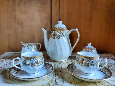 Güzel bir çay takımının fotoğrafı. Bir restoranda süt ve şeker için kap kase var.