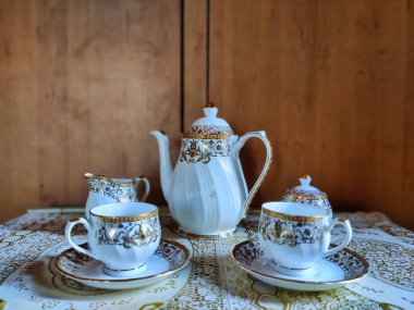 Güzel bir çay takımının fotoğrafı. Bir restoranda süt ve şeker için kap kase var.