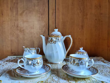 Güzel bir çay takımının fotoğrafı. Bir restoranda süt ve şeker için kap kase var.