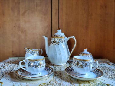 Güzel bir çay takımının fotoğrafı. Bir restoranda süt ve şeker için kap kase var.