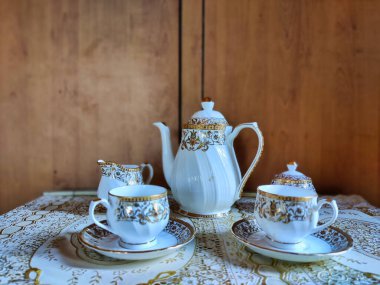 Güzel bir çay takımının fotoğrafı. Bir restoranda süt ve şeker için kap kase var.