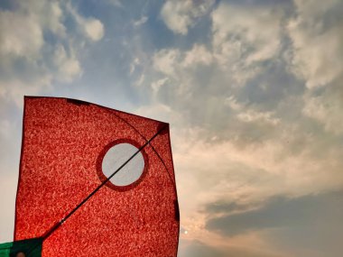 Jaipur, Hindistan 2022: Mavi gökyüzüne karşı kırmızı uçurtma resmi