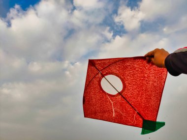 Jaipur, Hindistan 2022: Mavi gökyüzüne karşı kırmızı uçurtma resmi