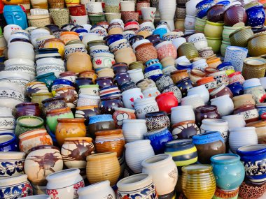 Jaipur, Hindistan 2022: Renkli saksıların yol kenarında satılığa çıkarıldığı resim