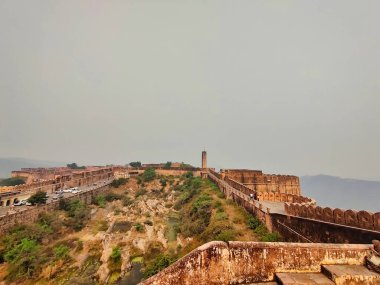 Jaipur, Hindistan 2022: Pembe Şehir Kalesi 'nin Nahargarh fotoğrafı gün ışığında çekildi