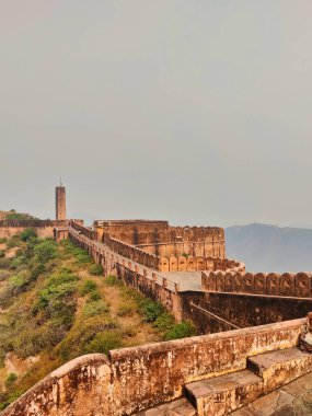Jaipur, Hindistan 2022: Pembe Şehir Kalesi 'nin Nahargarh fotoğrafı gün ışığında çekildi