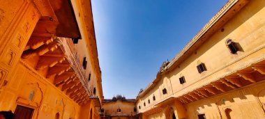 Jaipur, Hindistan 2022: Pembe Şehir Kalesi 'nin Nahargarh fotoğrafı gün ışığında çekildi