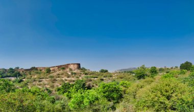 Jaipur, Hindistan 2022: Pembe Şehir Kalesi 'nin Nahargarh fotoğrafı gün ışığında çekildi