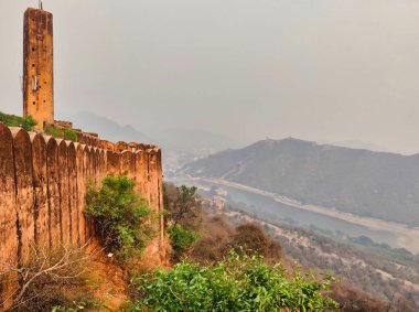 Jaipur, Hindistan 2022: Pembe Şehir Jaigarh Kalesi 'nin gündüz çekilen fotoğrafı