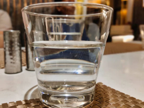 Φωτογραφία Από Ένα Ποτήρι Νερό Που Πίνεται Νύχτα Ένα Εστιατόριο — Φωτογραφία Αρχείου