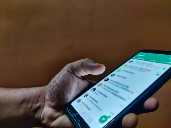 Jaipur, Hindistan Circa 2022: Akıllı bir telefon üzerinde WhatsApp uygulaması kullanan bir kişinin fotoğrafı