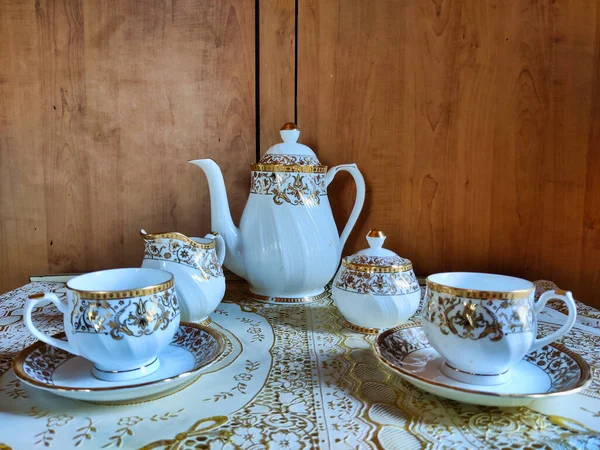 Güzel bir çay takımının fotoğrafı. Bir restoranda süt ve şeker için kap kase var.