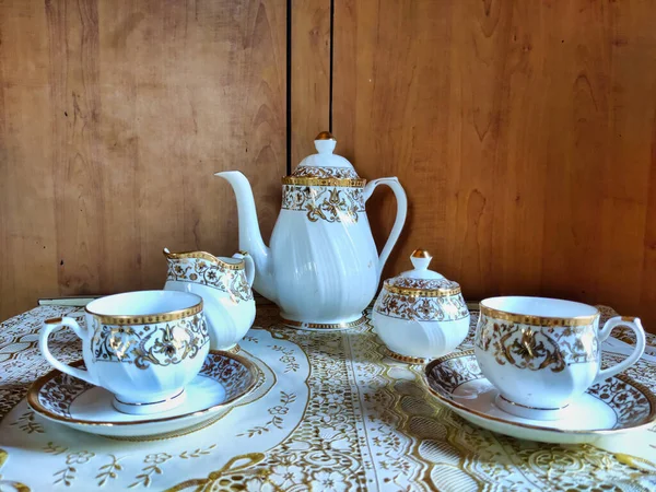 Güzel bir çay takımının fotoğrafı. Bir restoranda süt ve şeker için kap kase var.