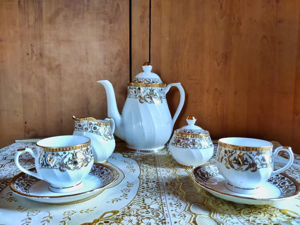 Güzel bir çay takımının fotoğrafı. Bir restoranda süt ve şeker için kap kase var.