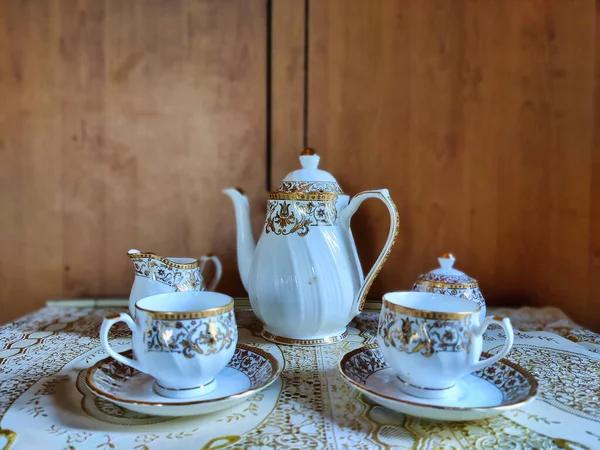 Güzel bir çay takımının fotoğrafı. Bir restoranda süt ve şeker için kap kase var.