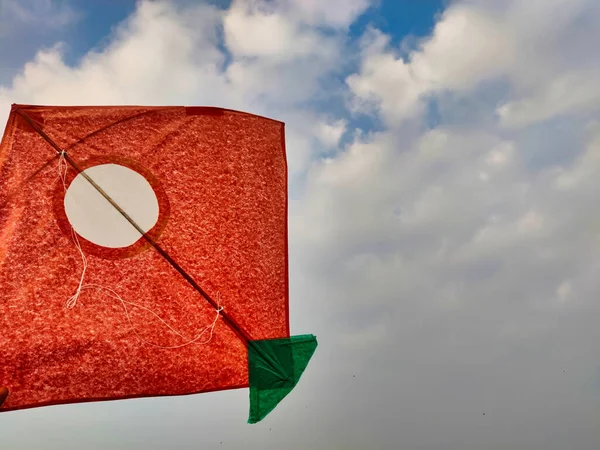 Jaipur, Hindistan 2022: Mavi gökyüzüne karşı kırmızı uçurtma resmi