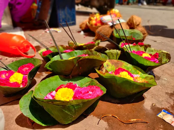 哈立德瓦的甘加河圣河礼拜用树叶制成的器皿中的花朵图片 — 图库照片