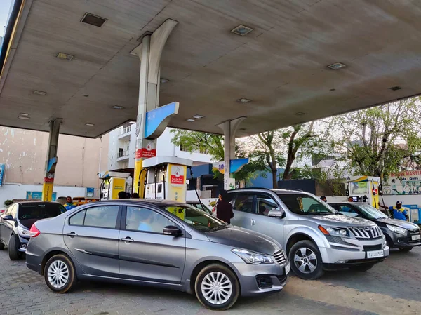 Jaipur, Hindistan 2022: Yakıt ikmali için bir benzin istasyonundaki arabaların fotoğrafı