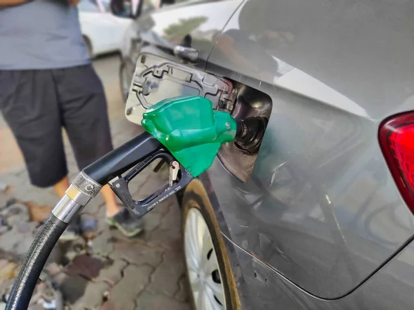 Jaipur, India Circa 2022: Bir benzin istasyonunda yakıt ikmali yapılan bir arabanın fotoğrafı. Yakıt fiyatları yükseliyor