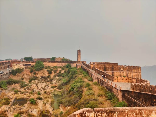 Jaipur, Hindistan 2022: Pembe Şehir Kalesi 'nin Nahargarh fotoğrafı gün ışığında çekildi