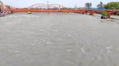 Haridwar, Hindistan 2022: Ganga Nehri 'nin yavaş çekim görüntüleri gün ışığında kaydedildi