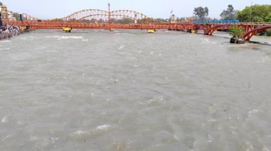 Haridwar, Hindistan 2022: Ganga Nehri 'nin yavaş çekim görüntüleri gün ışığında kaydedildi
