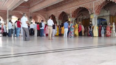 Jaipur, Hindistan 2022: Pembe şehrin Govind Devji tapınağında gündüz vakti hızlandırılmış görüntüler kaydedildi