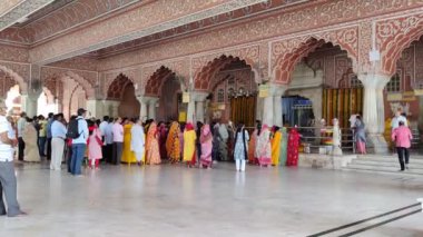 Jaipur, Hindistan 2022: Pembe şehrin Govind Devji tapınağında gündüz vakti hızlandırılmış görüntüler kaydedildi