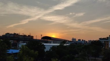 Jaipur, Hindistan 2022: Bulutlu bir günde kaydedilen bir mansarovar metro istasyonunun zaman aşımı