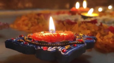 Gece boyunca kaydedilen lambaların görüntüleri. Kutsal Diwali Festivali 'nde Hindistan' da dekorasyon için kullanılır.